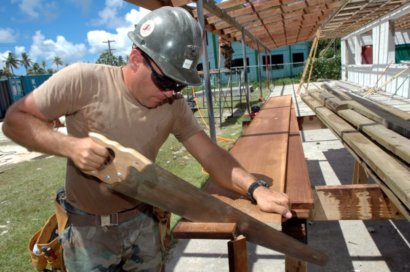 charpentier-LE BEAUSSET-min_worker_construction_building_carpenter_male_job_build_helmet-893290